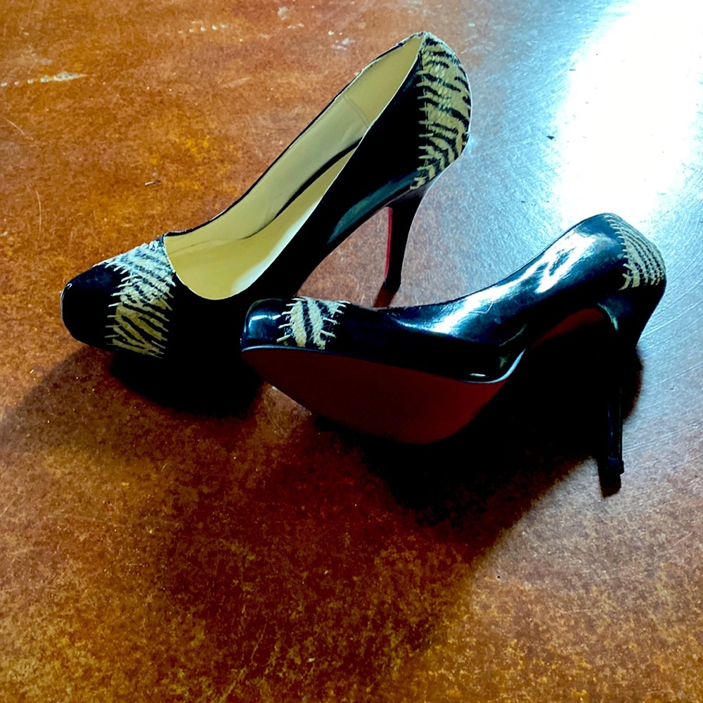 Black pumps with Zebra detailing